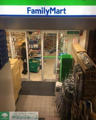 コンビニ　ファミリーマート原宿駅東店（コンビニ）まで140m