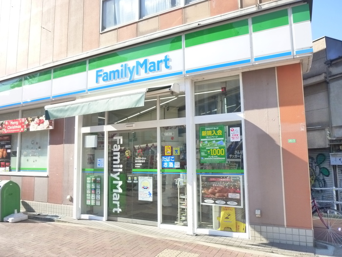 コンビニ　ファミリーマート（コンビニ）まで82m