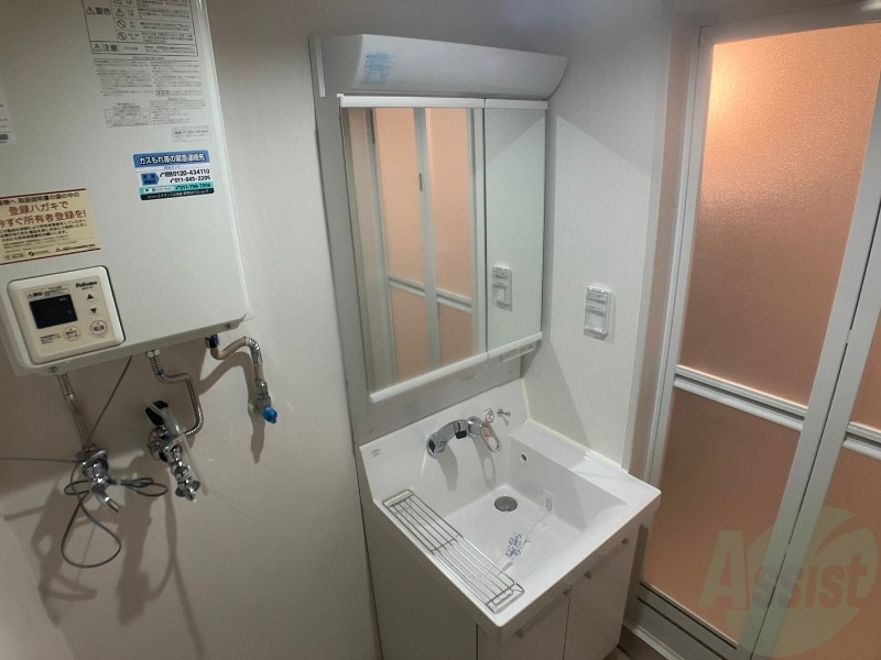 洗面設備　独立洗面台です。大きくてよいですね。シャンプーもできます！