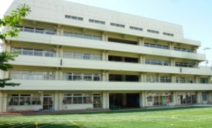 小学校　新宿区立富久小学校（小学校）まで2020m