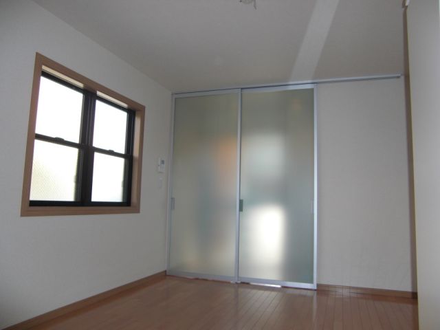 その他設備　広い空間の洋室です