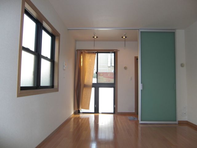 居室・リビング　玄関と洋室の間仕切りの扉がおしゃれです