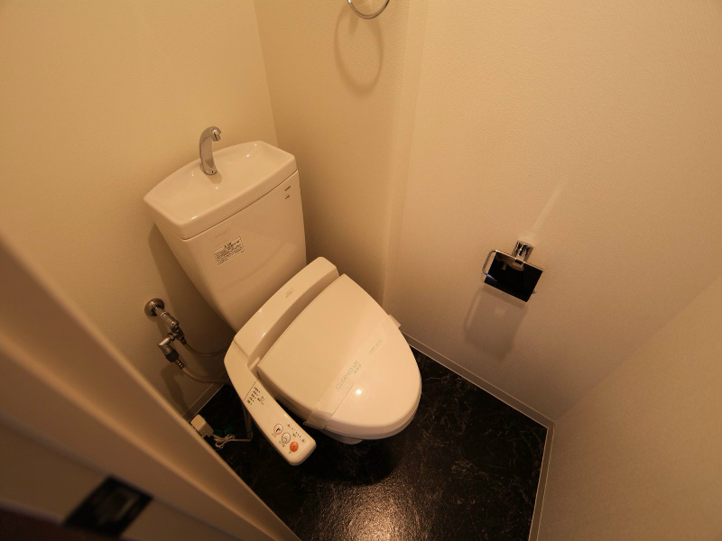 トイレ　温水洗浄便座付トイレ