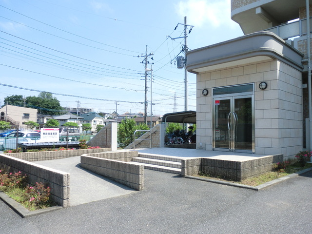 エントランス　ベビーカーもラクチンなスロープ付き