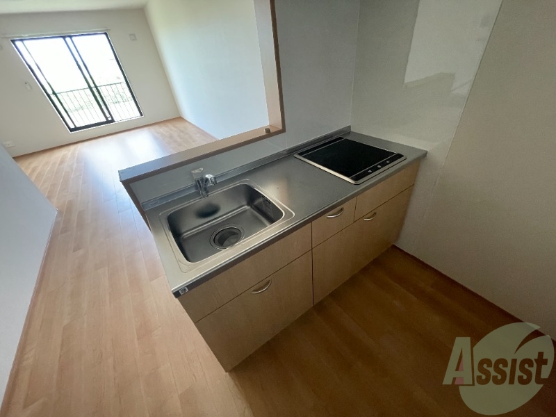 キッチン　キッチンは作業台もあり広めなので使いやすそうですね。