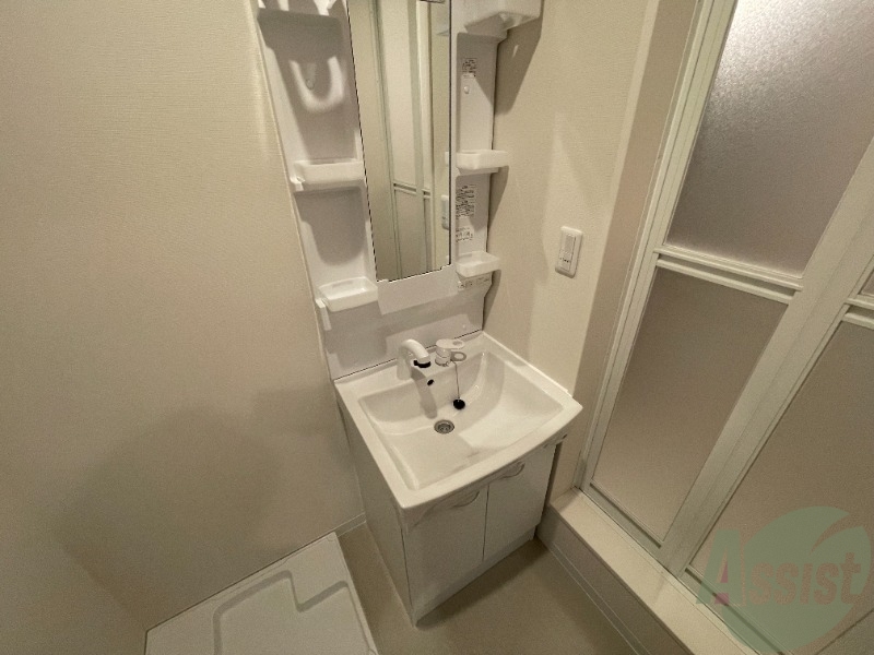 洗面設備　洗面台はシンプルなつくりで手入れがしやすそうですね。