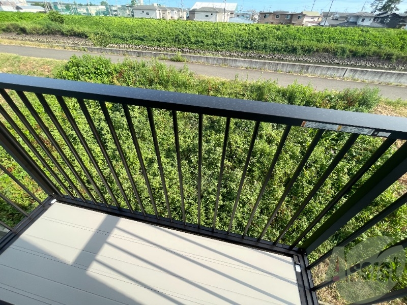 バルコニー　バルコニーは洗濯物がはかどりそうな広さがありますよ。