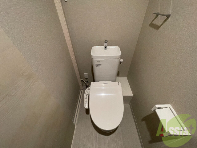 トイレ　ウォシュレット付きです。オシリに優しい設備です。