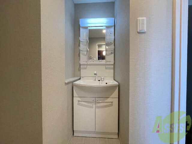 洗面設備　綺麗で使い勝手のよさそうな独立洗面台です。