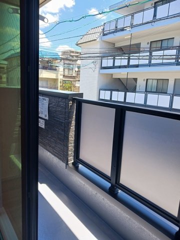 バルコニー　暖かな日差しのふりそそぐバルコニー