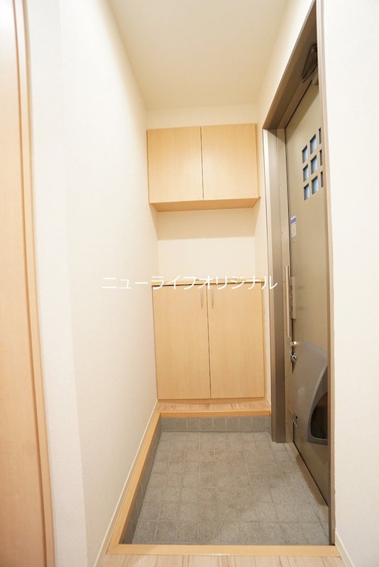 玄関　上下に分かれたシューズボックスのある玄関