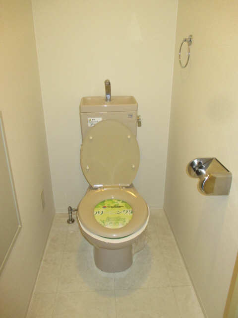 トイレ　広めのWCです