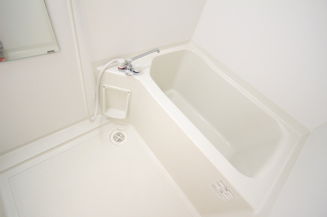 バス・シャワールーム　白いバスルーム。