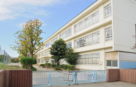 小学校　蕨市立東小学校（小学校）まで566m