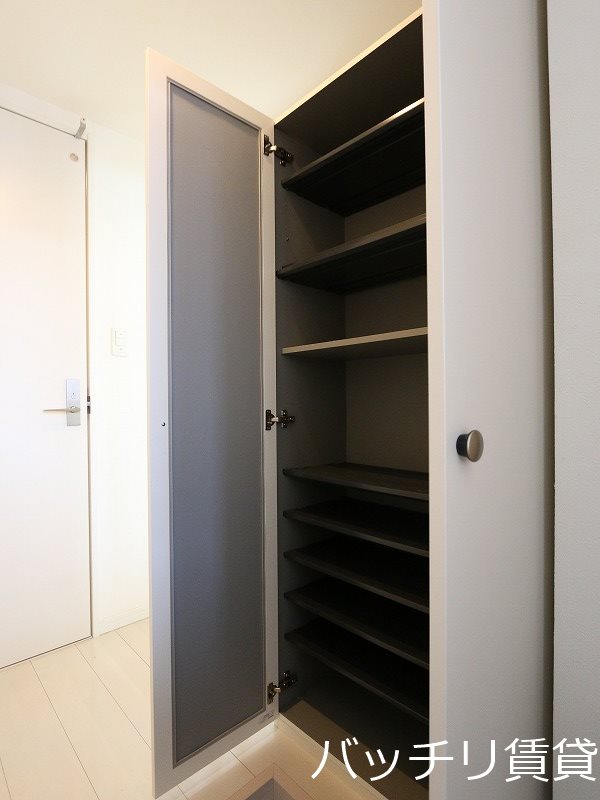 玄関　同型タイプの為、現状を優先いたします。