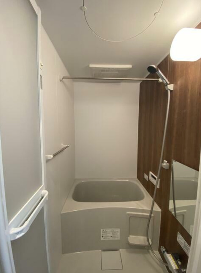 バス・シャワールーム　清潔感のあるバスルームです。