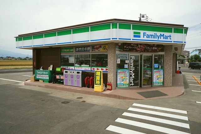 コンビニ　ファミリーマート佐波東店（コンビニ）まで300m