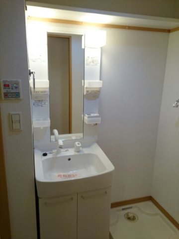 洗面設備　明るい洗面所です