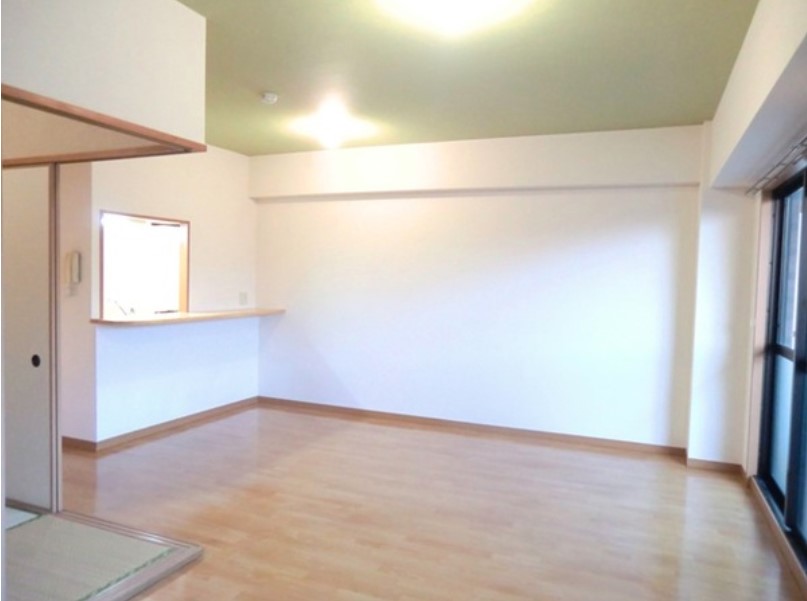 居室・リビング　※同物件・反転タイプの写真です。