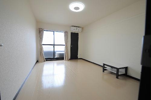 居室・リビング　仕様・設備は原状と異なる場合有。現状優先