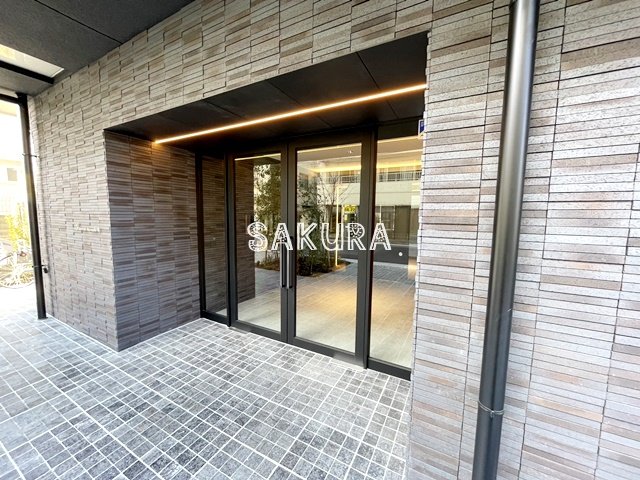 エントランス　重厚感のある建物デザイン♪