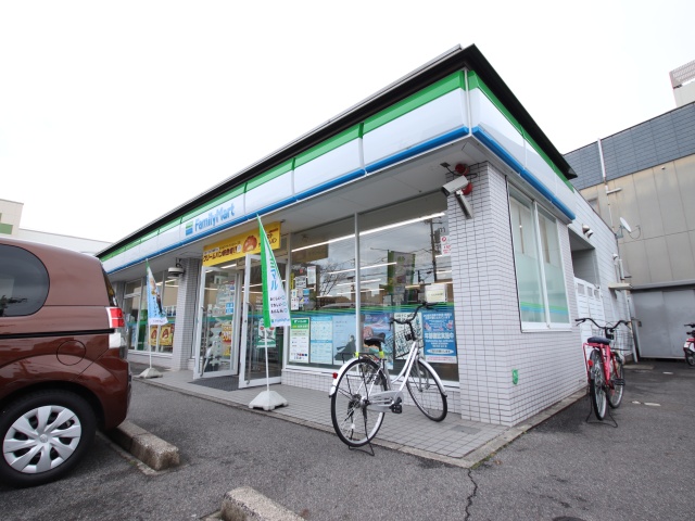 コンビニ　ファミリーマート　城西二丁目店（コンビニ）まで200m