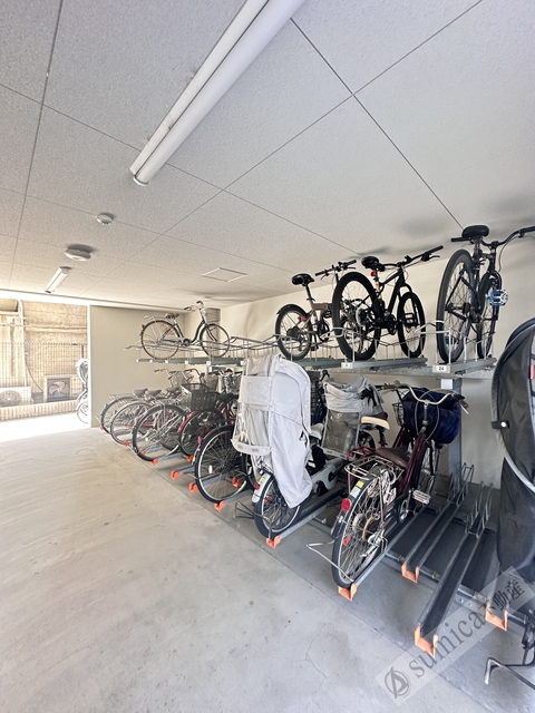 駐車場　屋根付きの駐輪場で雨の日も安心