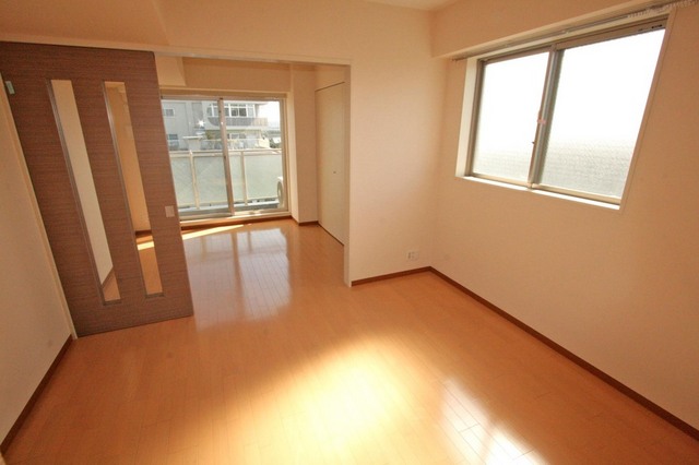 居室・リビング　南向きの明るいお部屋です