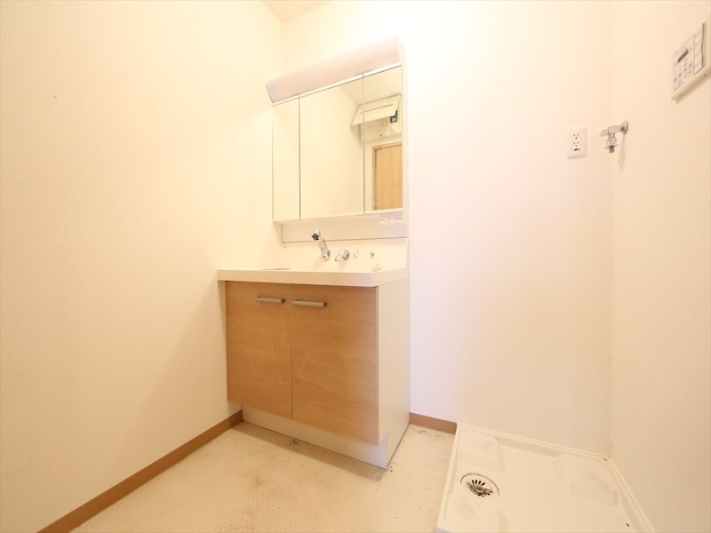 洗面設備　脱衣所　独立洗面台（シャンプードレッサー付）収納スペース有