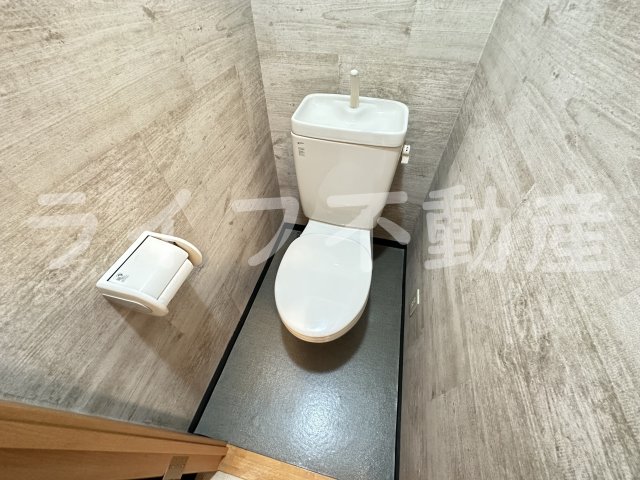 トイレ　落ち着いた色調のトイレです
