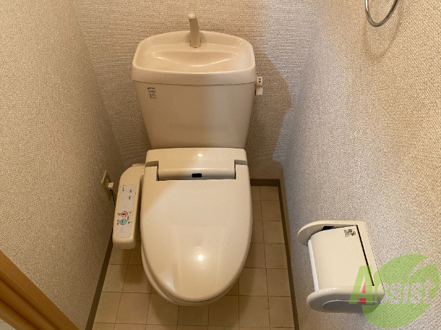 トイレ　ウォシュレット機能がついているので安心ですね。