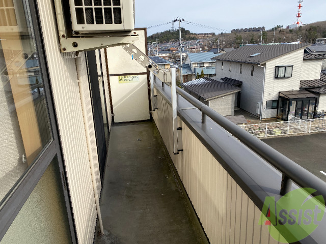 バルコニー　バルコニーは陽当たり良好で、洗濯物も乾きやすいですね。