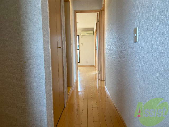 玄関　外から玄関を撮影してみました。広いリビングに繋がっています。