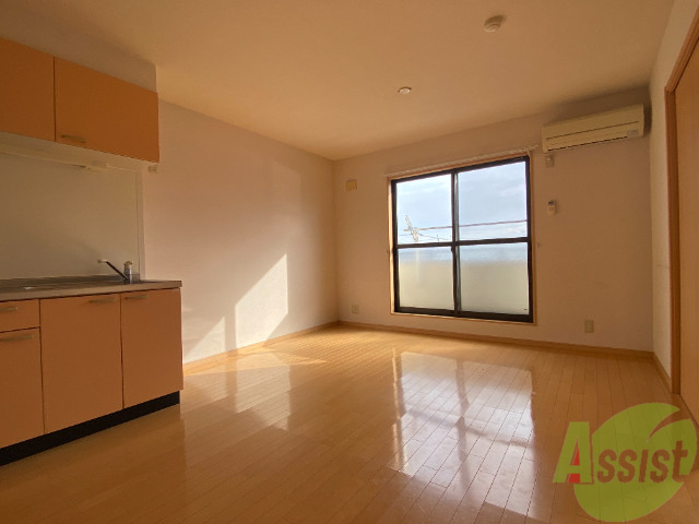 居室・リビング　リビングはこんな感じです。窓が大きくて良く陽が入ってきます