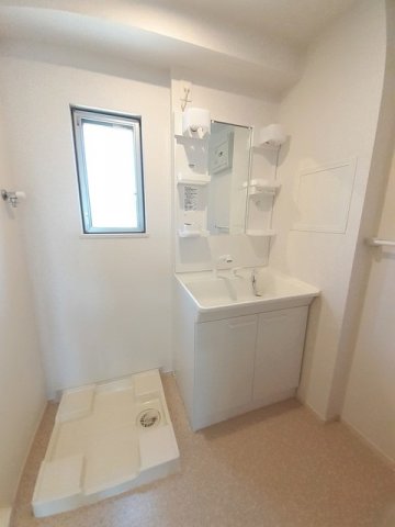 洗面設備　明るい洗面所です