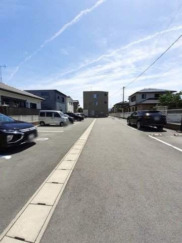 駐車場　駐車場があるので、車を買う予定の方も安心です
