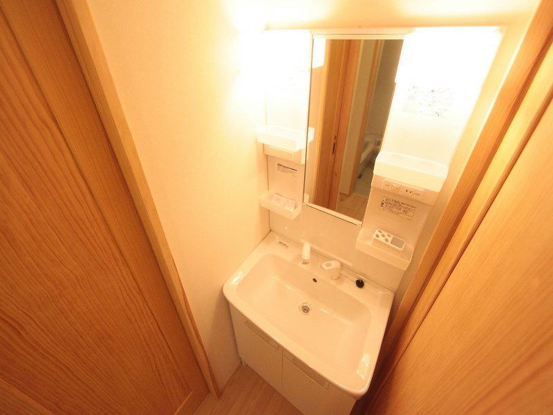 洗面設備　脱衣所　独立洗面台（シャンプードレッサー付）収納スペース有