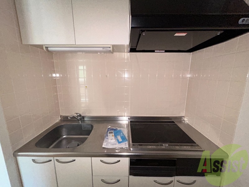 キッチン　３口のＩＨコンロとグリルが備え付きのキッチンになります。