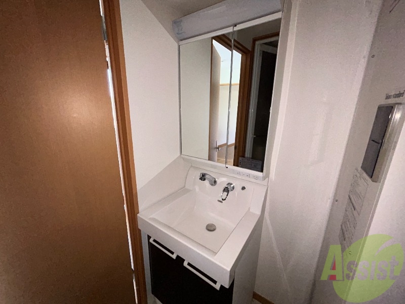 洗面設備　独立洗面台がございますので、朝の身支度はここで済ませましょう