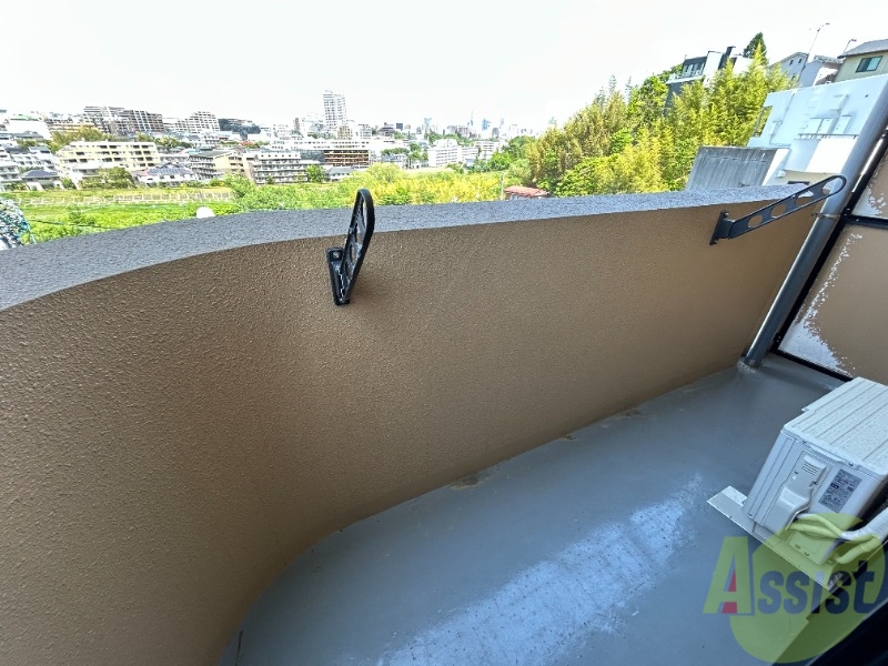 バルコニー　ベランダは十分に広さがあり、洗濯物もたくさん干せそうです。