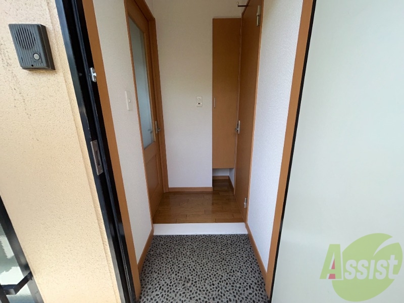 玄関　玄関からの様子です。右手がトイレ、左手がリビングになります。