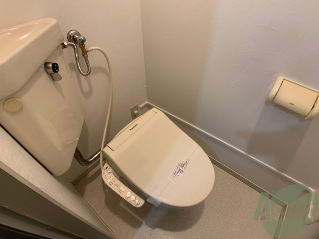 トイレ　嬉しいウォシュレット機能がついていますよ。