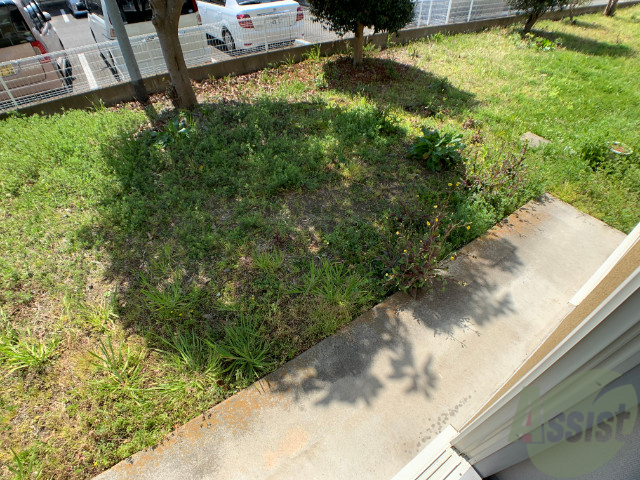 バルコニー　バルコニーは洗濯物が干せるようになっています。緑が綺麗ですね