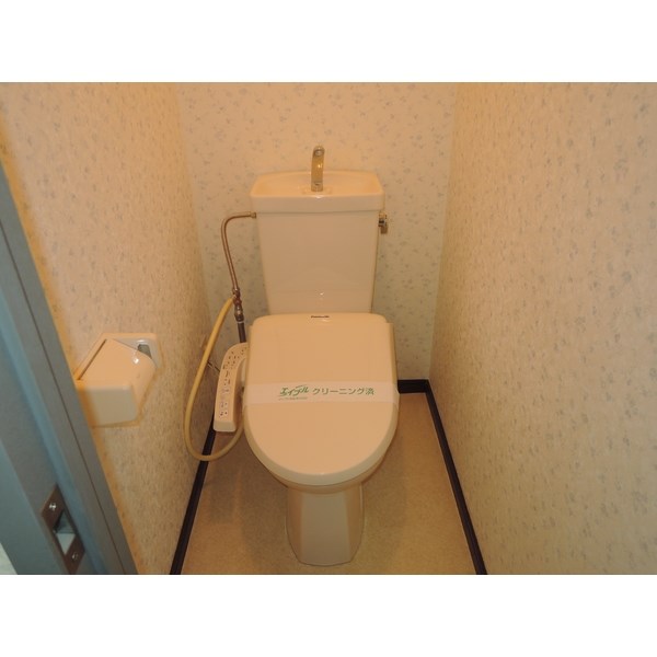 トイレ　温水洗浄便座完備です。