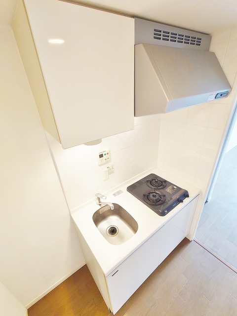 キッチン　２口ガスキッチン・横に冷蔵庫置き場