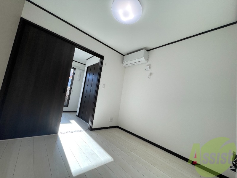 居室・リビング　リビングルームは６．１帖あり、綺麗な内装です