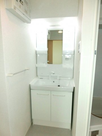 洗面設備　ゆったりとスペースのある洗面所