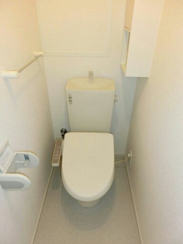 トイレ　落ち着いた色調のトイレです