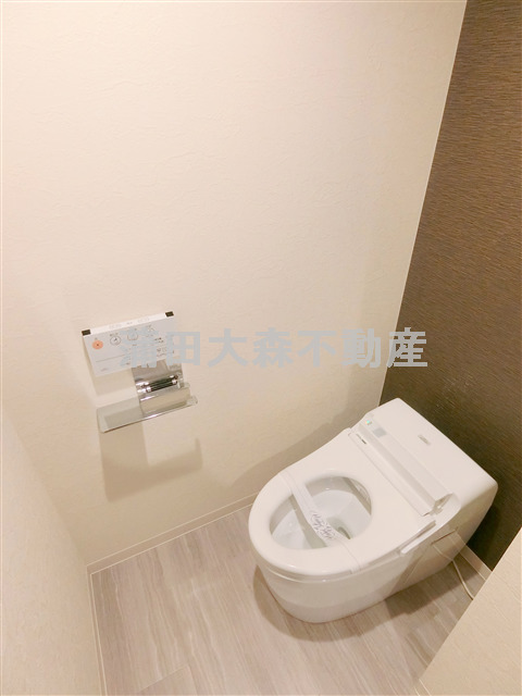 トイレ　温水洗浄便座付きタンクレストイレ