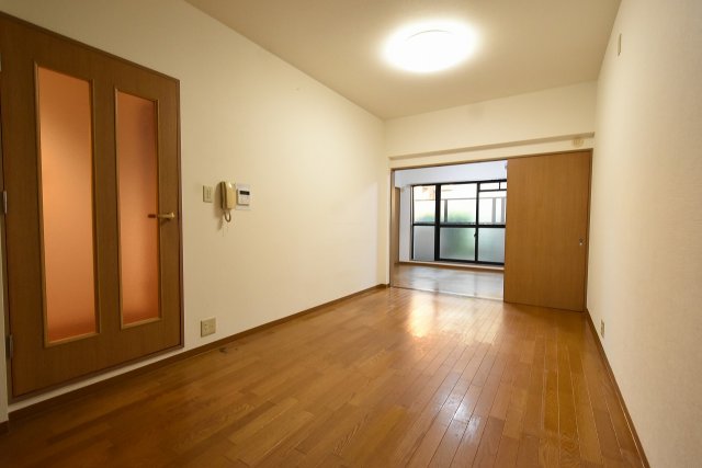 居室・リビング　床色が落ち着いた色合いで綺麗です♪